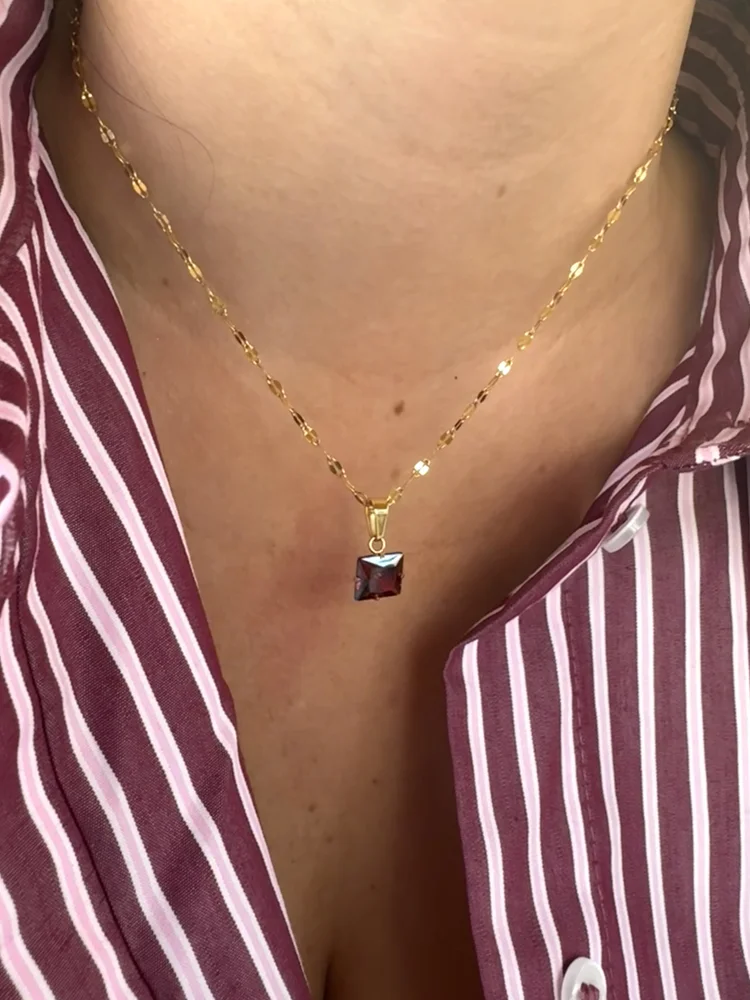 Ατσάλινο Χρυσό Κολιέ με Τετράγωνο Μπορντό Κρύσταλλο