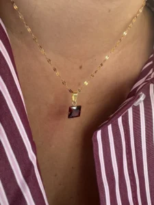 Ατσάλινο Χρυσό Κολιέ με Τετράγωνο Μπορντό Κρύσταλλο