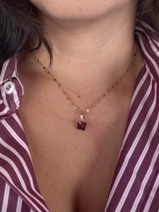 Ατσάλινο Χρυσό Κολιέ με Τετράγωνο Μπορντό Κρύσταλλο