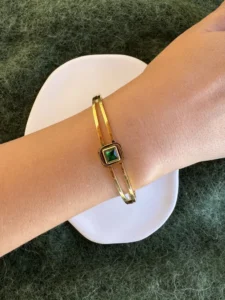 Χρυσή Ατσάλινη Χειροπέδα 'emerald chic' με Πράσινη Πέτρα