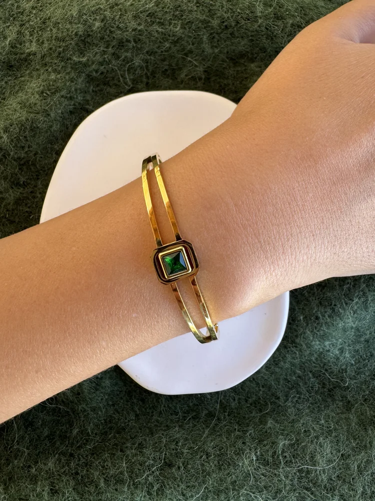 Χρυσή Ατσάλινη Χειροπέδα 'emerald chic' με Πράσινη Πέτρα