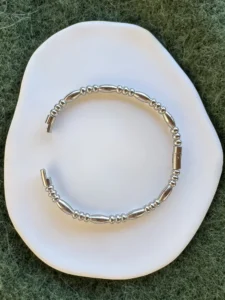 Ασημί Ατσάλινη Χειροπέδα με Ράβδους και Μπίλιες