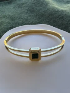 Χρυσή Ατσάλινη Χειροπέδα 'emerald chic' με Πράσινη Πέτρα