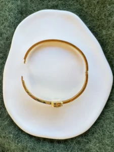 Χρυσή Ατσάλινη Χειροπέδα 'emerald chic' με Πράσινη Πέτρα
