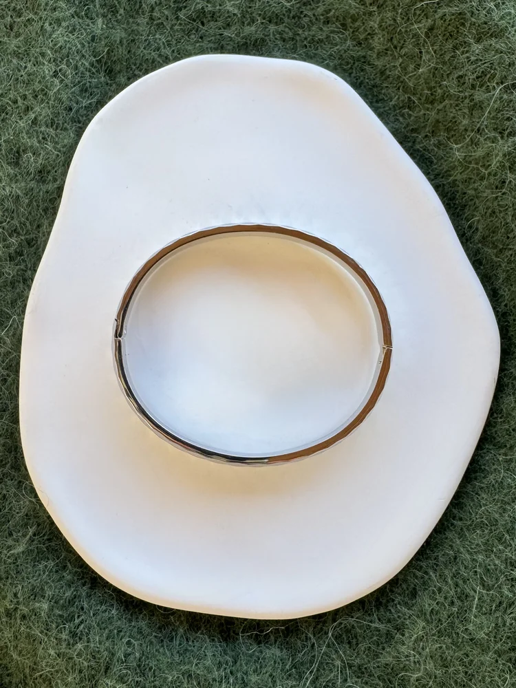 Ασημί Ατσάλινη Χειροπέδα με Σφυρήλατη Επιφάνεια