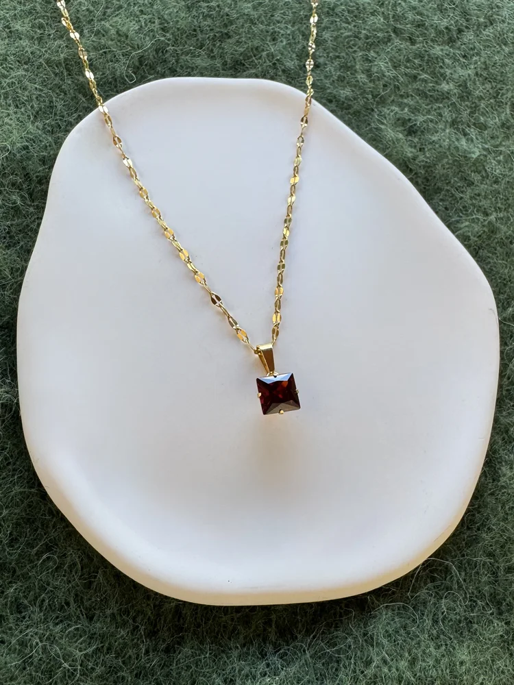 Ατσάλινο Χρυσό Κολιέ με Τετράγωνο Μπορντό Κρύσταλλο