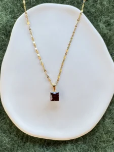 Ατσάλινο Χρυσό Κολιέ με Τετράγωνο Μπορντό Κρύσταλλο