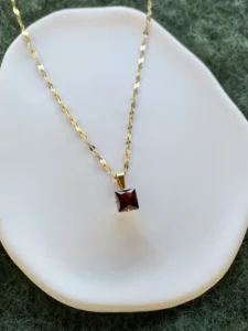 Ατσάλινο Χρυσό Κολιέ με Τετράγωνο Μπορντό Κρύσταλλο