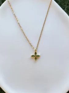 Ατσάλινο Χρυσό Κολιέ με Σταυρό από Πράσινους Κρυστάλλους