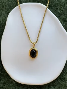 Χρυσό Ατσάλινο Κολιέ 'classic onyx' με Μαύρη Πέτρα