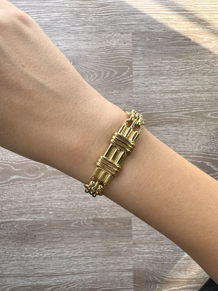 Βραχιόλι Ατσάλινο με Χρυσές Αλυσίδες και Μεταλλικές Λεπτομέρειες