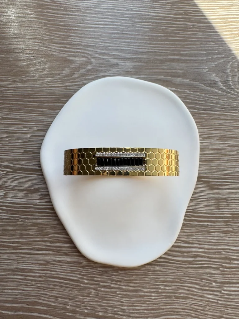 Χρυσή Χειροπέδα "κυψέλη" με Μαύρα Κρύσταλλα