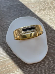 Χρυσή Χειροπέδα "κυψέλη" με Μαύρα Κρύσταλλα