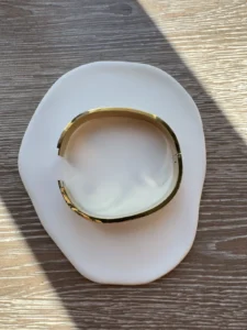 Χρυσή Χειροπέδα "κυψέλη" με Μαύρα Κρύσταλλα