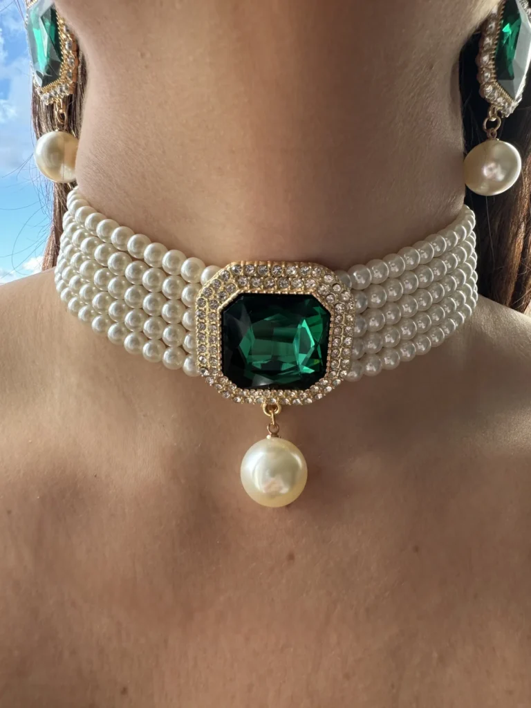 Εντυπωσιακό choker με Πολλαπλές Σειρές από Πέρλες και Πράσινο Κρύσταλλο