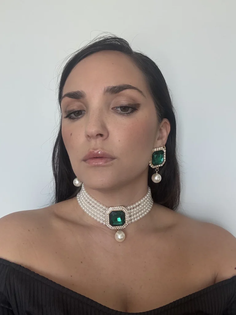 Εντυπωσιακό choker με Πολλαπλές Σειρές από Πέρλες και Πράσινο Κρύσταλλο