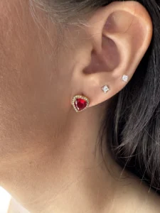 Ατσάλινα Σκουλαρίκια Καρφωτά με Κόκκινη Καρδιά και Ζιργκόν