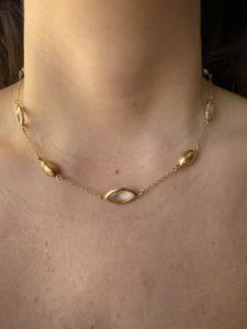 Κολιέ Χρυσή Αλυσίδα με Διακριτικές Πέτρες και Οβάλ Χρυσά Στοιχεία