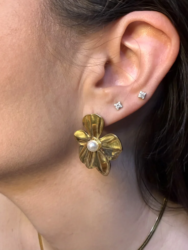 Χρυσά Καρφωτα Ατσάλινα Σκουλαρίκια Λουλούδι με Πέρλα