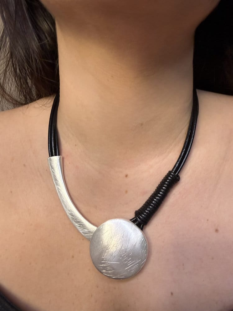 Κολιέ με leather effect Στοιχείο & Ασημί Λεπτομέρειες