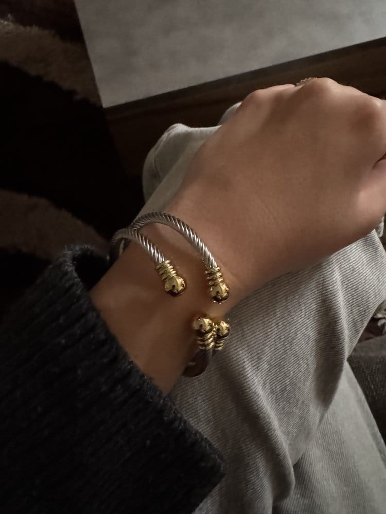 minimal Ατσάλινη Χειροπέδα cable με Χρυσές Λεπτομέρειες