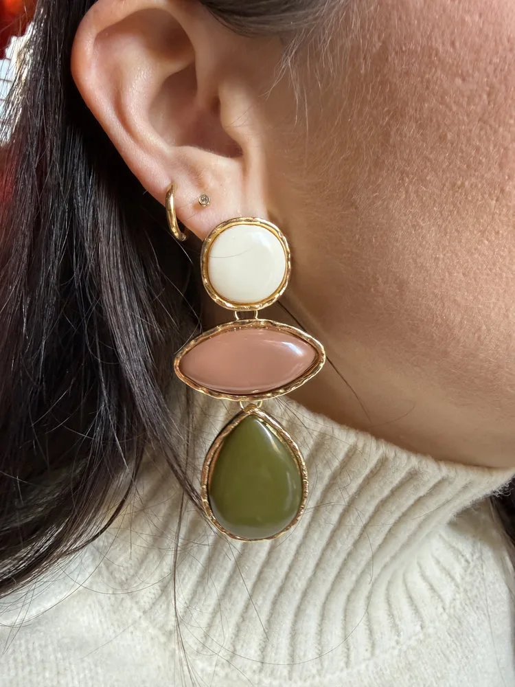 Χρυσά καρφωτά σκουλαρίκια με πέτρες σε γήινες αποχρώσεις