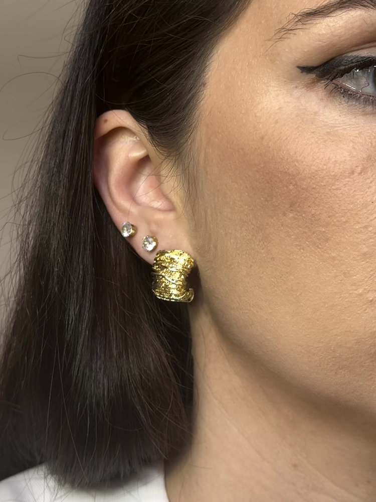 Καρφωτά Μικρά Χρυσά Σκουλαρίκια με Ανάγλυφο Σχέδιο