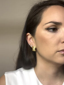 Καρφωτά Μικρά Χρυσά Σκουλαρίκια με Ανάγλυφο Σχέδιο